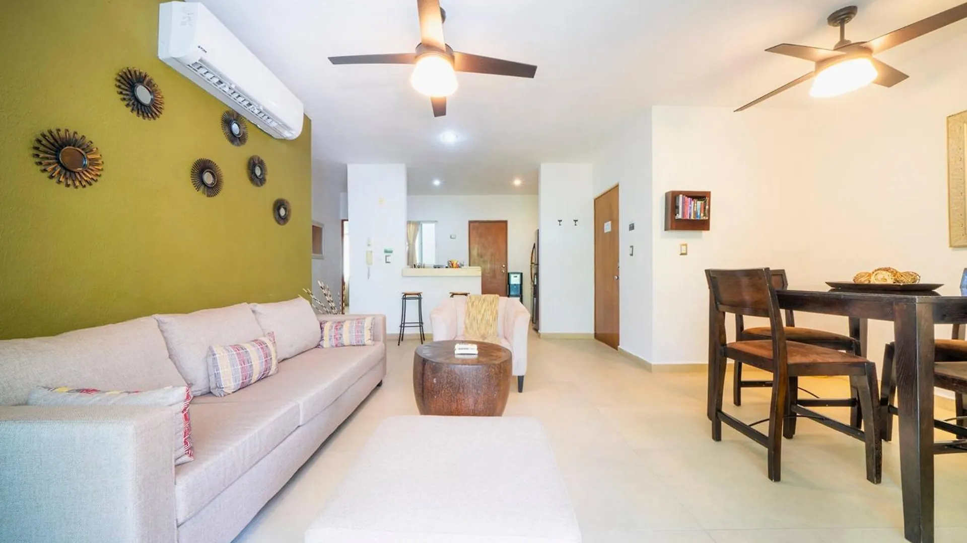 2 Bedroom- Tropical Oasis In The Heart Of Playa Del Carmen - At Gaviotas 度假居
